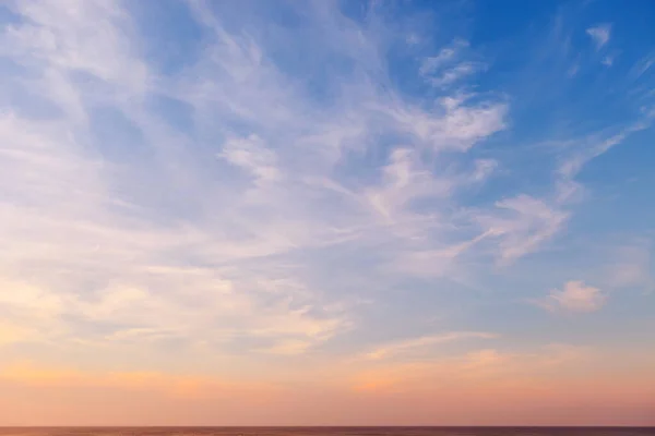 Splendido Cielo Serale Sul Mare Con Nuvole Cirri Traslucidi — Foto Stock