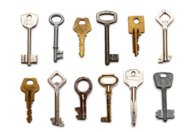 Eski anahtarlar beyaz arkaplanda izole edilmiş. Düz yatış, üst görünüm