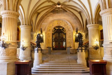 Hamburg, Almanya-25 Haziran 2011: Belediye binasının içindeki güzel, antika kapı (Rathaus), Hamburg