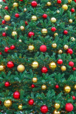 Kırmızı ve altın noel toplarıyla süslenmiş Noel ağacı, yakın plan. Yeni yıl, şenlikli geçmiş