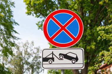 Yol işaretleri ve araç tahliyesi yasaklandı.