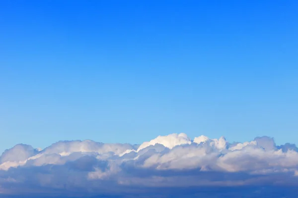 Cielo Blu Sopra Nuvole Cumulo Immagine Sfondo — Foto Stock