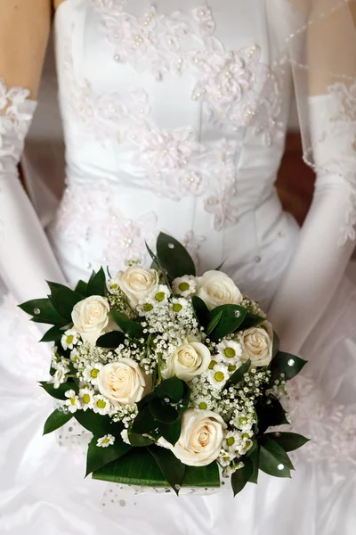 The bride's bouquet on the background of the dress — Stock Photo, Image