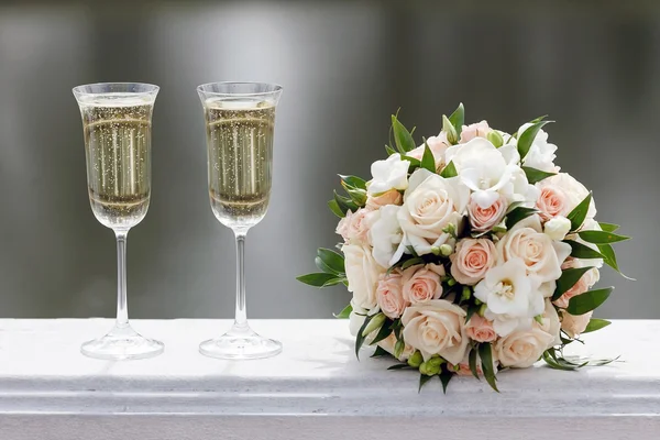 两杯气泡酒和新娘的花束 — 图库照片