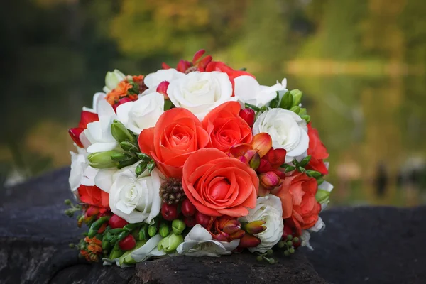 Beau bouquet de mariage de la mariée — Photo