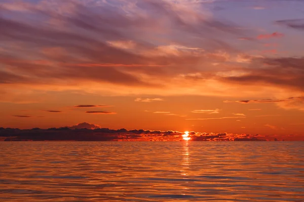 Magnifique coucher de soleil orange sur la mer Baltique . — Photo