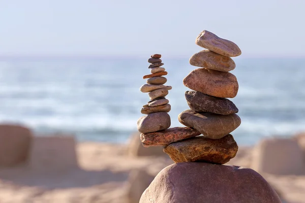Концепция баланса и гармонии. скалы на побережье моря в — стоковое фото