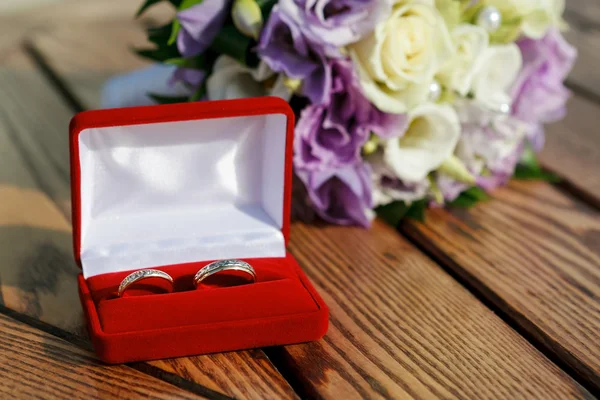 Anillos de boda en caja roja . — Foto de Stock