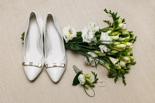 Bröllop bukett och brudtärna skor, boutonniere och ring. — Stockfoto