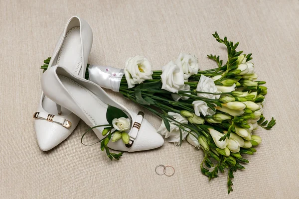 Bröllop bukett och brudtärna skor, boutonniere och ring. — Stockfoto