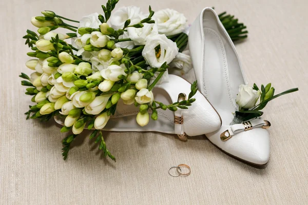 Bouquet de mariage et chaussures de demoiselle d'honneur, boutonnière, et bague . — Photo