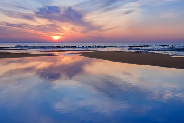 Magnifique coucher de soleil sur la mer avec réflexion . — Photo