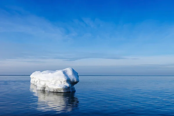 El rompeolas en forma de iceberg en un día soleado de invierno . —  Fotos de Stock