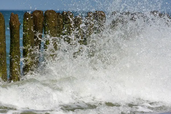 Mořské vlny tříštící se o vlnolam. — Stock fotografie