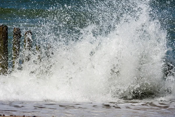 Mořské vlny tříštící se o vlnolam. — Stock fotografie
