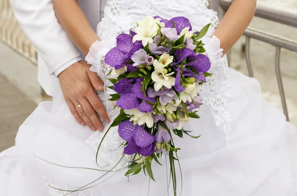 Noiva com buquê de casamento — Fotografia de Stock