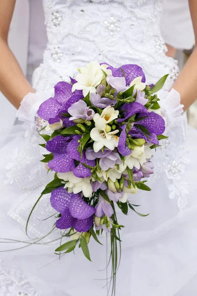 Букет невесты на фоне платья — стоковое фото
