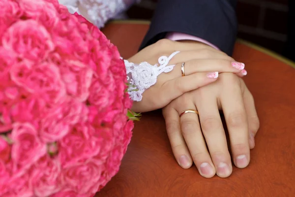 Mãos homens e mulheres com anéis de casamento — Fotografia de Stock