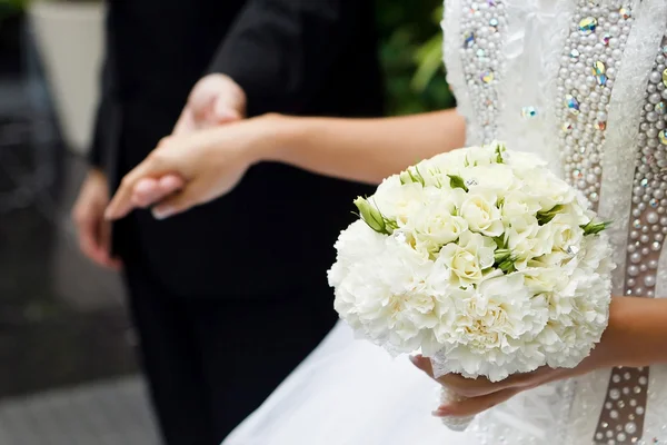 El ramo de rosas blancas de la novia — Foto de Stock