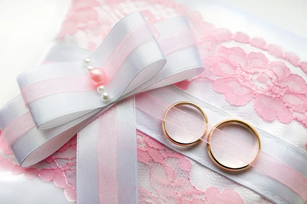 Almohada anillo de boda con arco . — Foto de Stock