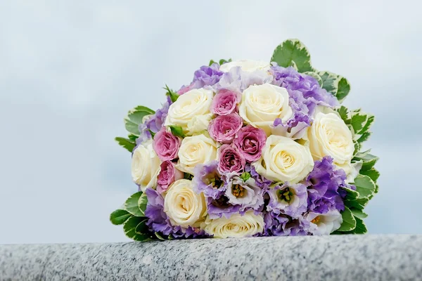 Hermoso ramo de boda de la novia — Foto de Stock