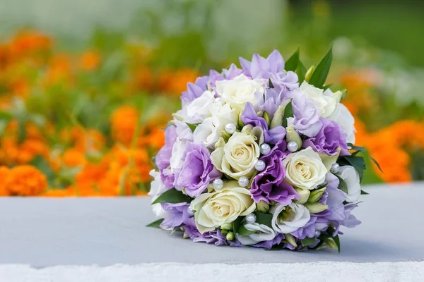 Hermoso ramo de boda de la novia . — Foto de Stock