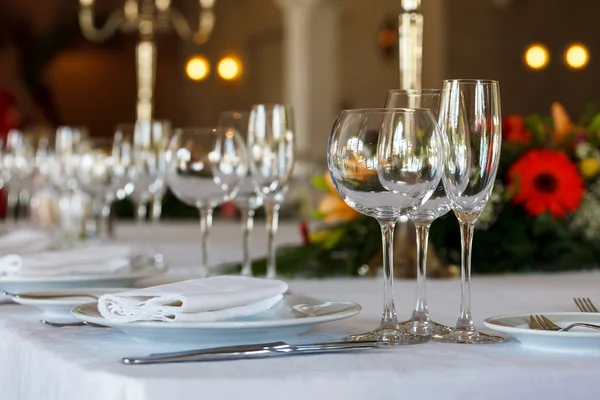 Tavola di servizio preparata per la festa di eventi o il matrimonio. — Foto Stock