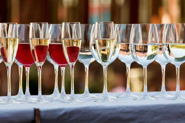 Mesa de servicio preparada para fiesta o boda. — Foto de Stock