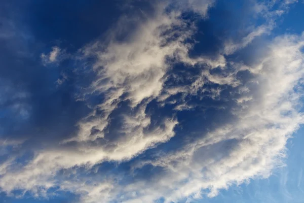 Nuvole di tempesta illuminate dal sole. — Foto Stock