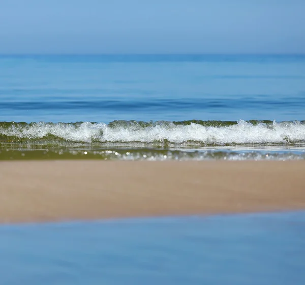 La calma del mare, il cielo e la striscia di sabbia . — Foto Stock