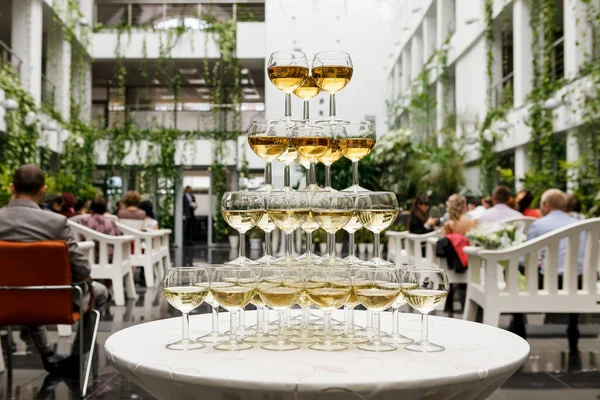 Pirámide de vasos con vino espumoso . — Foto de Stock