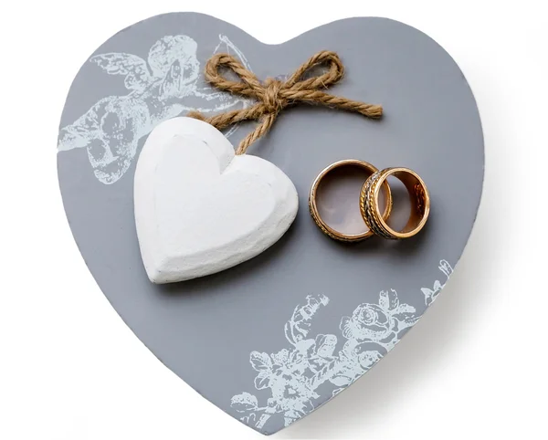 Los anillos de boda yacen en una caja. aislado — Foto de Stock