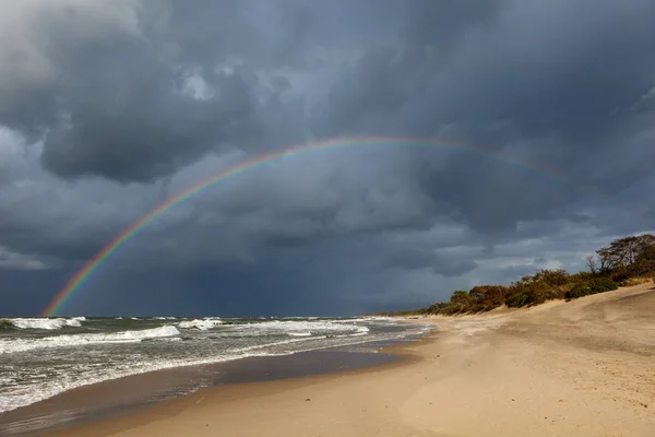 Arcobaleno sul mare e sulla spiaggia . — Foto Stock