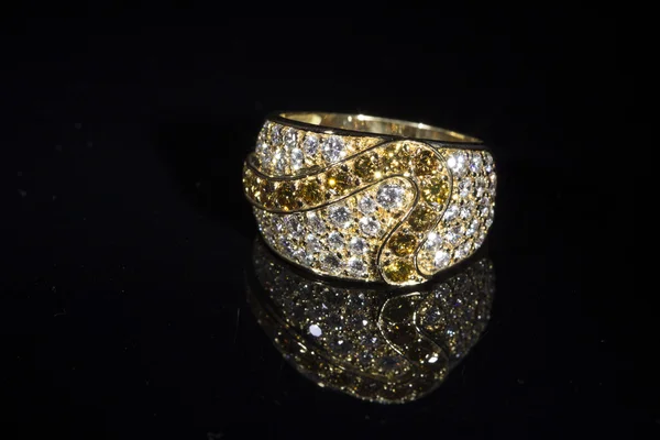 Anello in oro con brillanti — Foto Stock