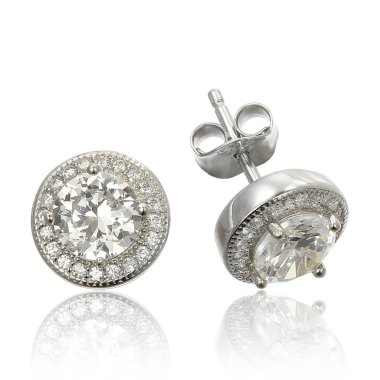 Beyaz arkaplanda izole edilmiş bir çift küpe.