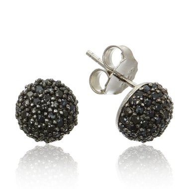 Beyaz arkaplanda izole edilmiş bir çift küpe.