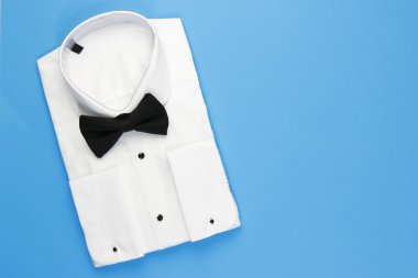 Zarif beyaz gömlek siyah papyon ile erkekler için