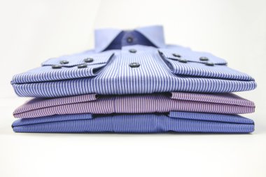 Arka plan üzerinde katlanmış erkek t-shirt