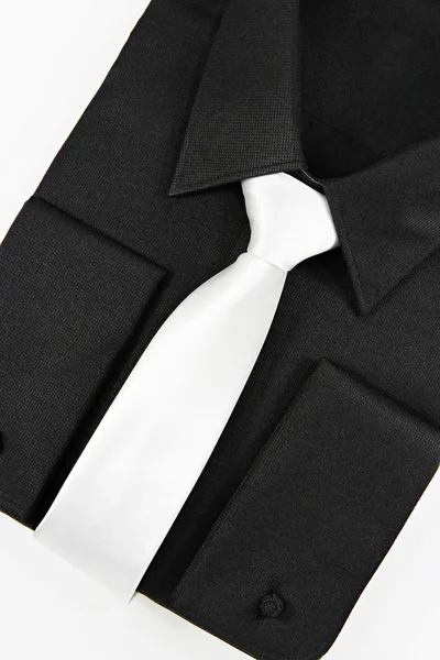 Camisa negra con corbata blanca — Foto de Stock