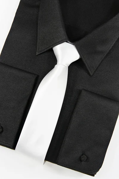 Camisa negra con corbata blanca — Foto de Stock