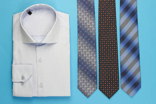 Grupo de gravatas coloridas e camisa — Fotografia de Stock
