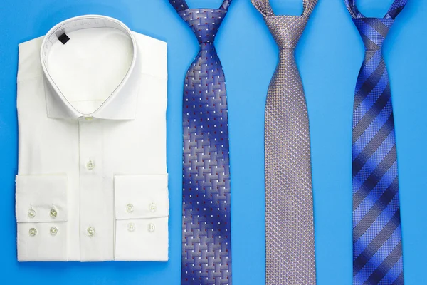 Группа разноцветных галстуков и рубашек — стоковое фото