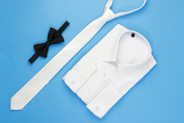 Camisa homem branco com arco e gravata — Fotografia de Stock