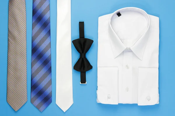 Chemise homme blanche avec noeud et cravates — Photo