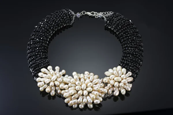 Жемчужное ожерелье с черными кристаллами — стоковое фото