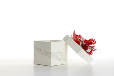 Beyaz arka planda Noel hediyesi kutusu