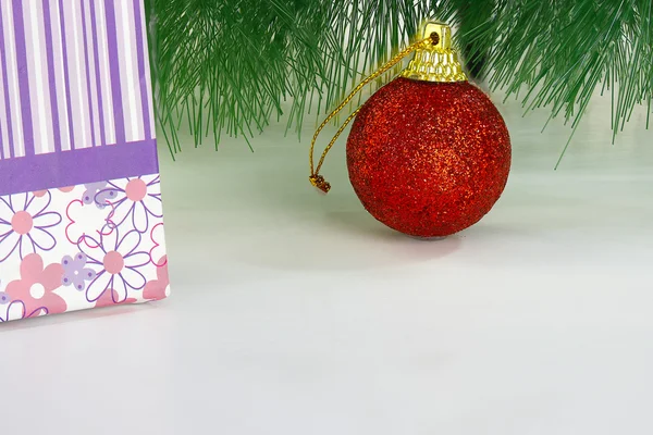 Červená vánoční koule s krabičky — Stock fotografie