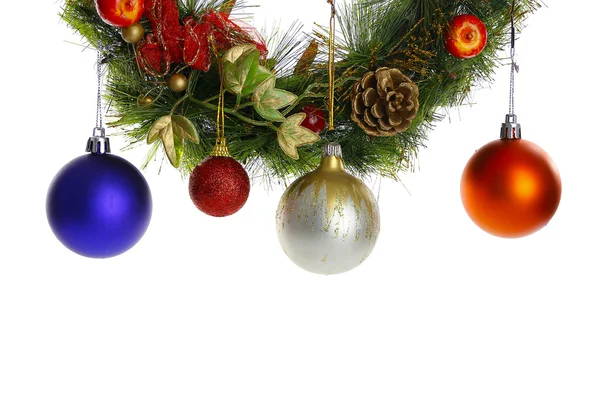 Árbol de Navidad colgando globos aislar sobre fondo blanco — Foto de Stock