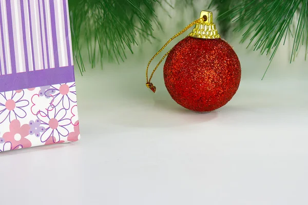 Κόκκινη Χριστουγεννιάτικη μπάλα με το κιβώτιο δώρων — Φωτογραφία Αρχείου