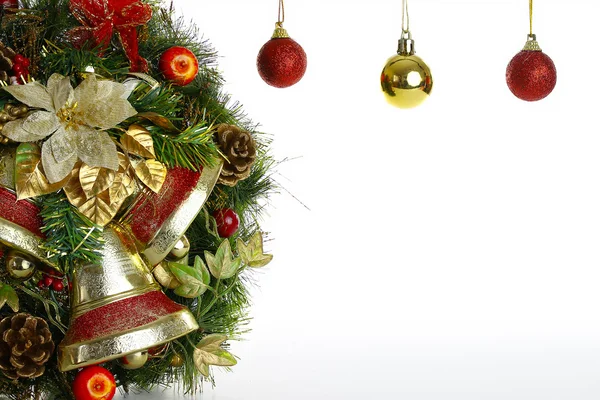 花圈和圣诞树装饰品 — 图库照片